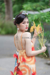 稻穗少女回眸，自然与人文的温柔邂逅