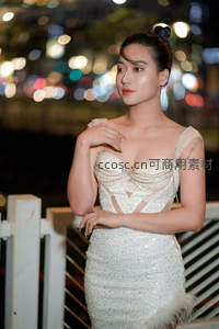 夜色霓虹下，珠光礼服映衬都市女神