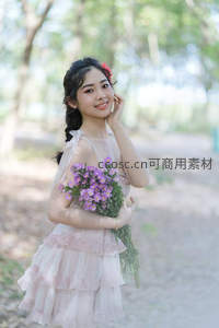 紫菊在手，森林少女绽放纯真笑容