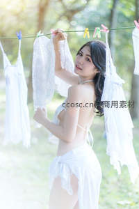 白衣飘逸，林间晾衣绳上的清新浪漫