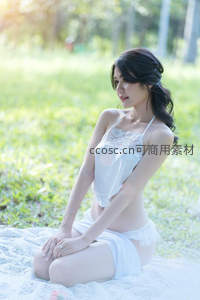 绿茵草地上的白色蕾丝少女