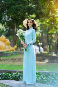 公园石径上蓝衣持花女