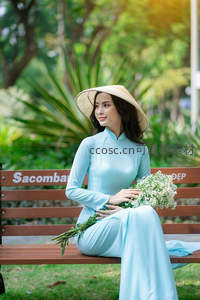 长椅上蓝衣女子赏花凝思