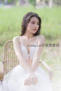 绿野仙踪中的白衣少女静坐时光