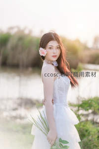 湖光倒影中花簪少女侧颜如画