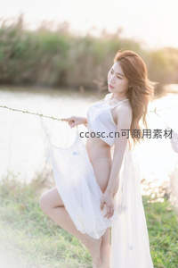 河岸微风中白纱少女轻盈舞动