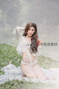 林间薄纱少女手捧红果轻盈写真