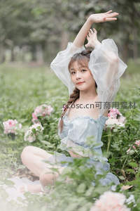 花丛中少女舒展双臂微笑如仙
