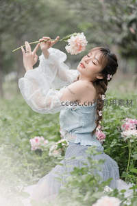 闭目闻香少女手抚粉花享静谧