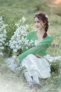 绿衫白裙少女坐拥雏菊花海，清新如画