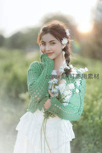 晨光中的少女手捧雏菊，笑容如花般灿烂