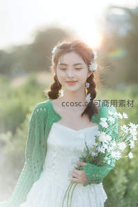 逆光少女轻握雏菊，发梢染上金色光晕