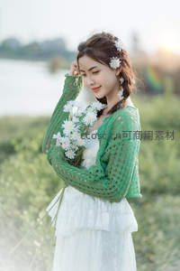 绿衣少女湖畔捧雏菊，发间花饰映夕阳