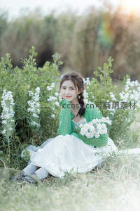 花丛中的绿衣仙子，手捧雏菊笑靥如花