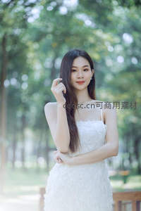 林荫下白衣佳人，轻抚秀发浅笑盈盈