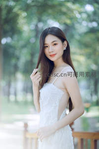 公园里白衣倩影，回眸一笑百媚生