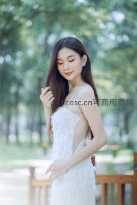 白衣女子林间静立姿态优雅