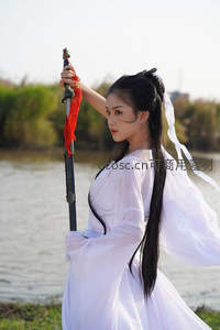 古风侠女持剑湖畔回眸凝望