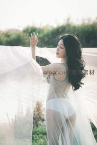 薄纱飞舞女子逆光曼妙身姿