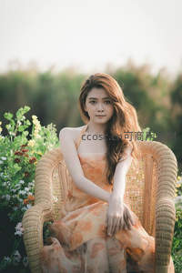 花丛藤椅少女浅笑温柔恬静