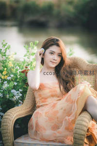 花间少女，橙裙映水笑靥如花