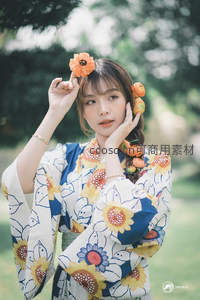 和风少女，头戴橙花笑对镜头