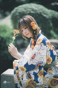 庭院和风美人，手握干花浅笑