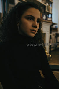 卷发少女室内沉思侧脸特写