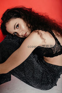 红背景下的慵懒黑裙美人