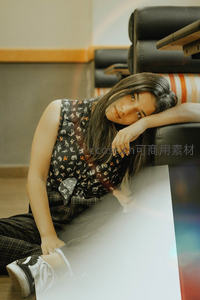 慵懒倚靠沙发的少女时光