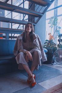 米色套装女子窗边沙发优雅端坐