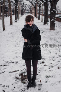 雪地林间黑衣少女微笑回眸