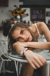 咖啡馆里的花环少女，慵懒迷人