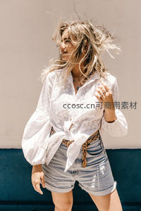 风中白衬衫女子动感飞扬姿态