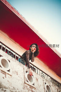 红檐古楼前黑纱女子优雅倚栏
