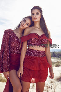 双姝身着酒红亮片礼服沙漠合影