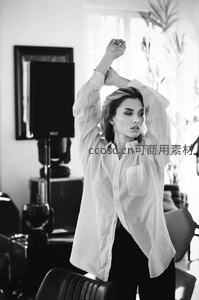 黑白光影中的优雅伸展姿态