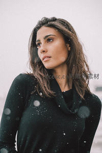 雪花纷飞中的静谧侧颜