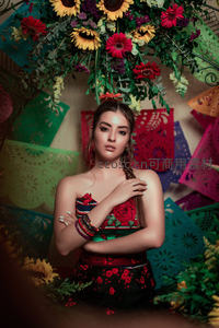 花环下的异域风情女郎