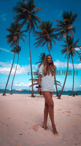 海边沙滩上国外长发美女