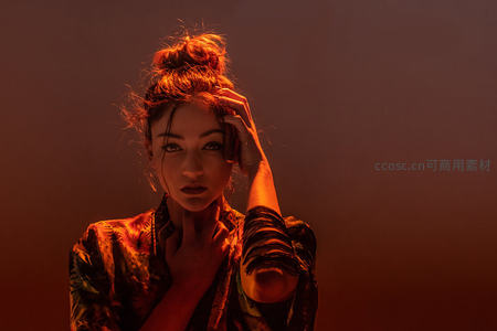 暖光中的沉思女子