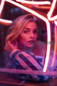 霓虹光晕中的金发女郎