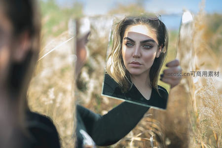 镜中倒影的户外自然人像摄影