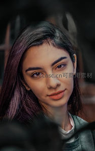 深邃眼神的年轻女性特写肖像