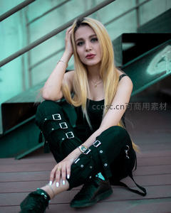 街头时尚女孩，绿色工装风穿搭尽显个性