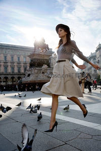 广场上优雅行走的时尚女性