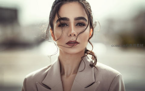 风中凝视镜头的优雅女性