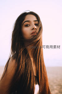 海风轻拂长发的温柔瞬间