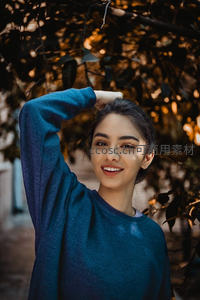 树影斑驳下的灿烂微笑