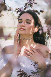 花影下的宁静女子闭目享受春日暖阳